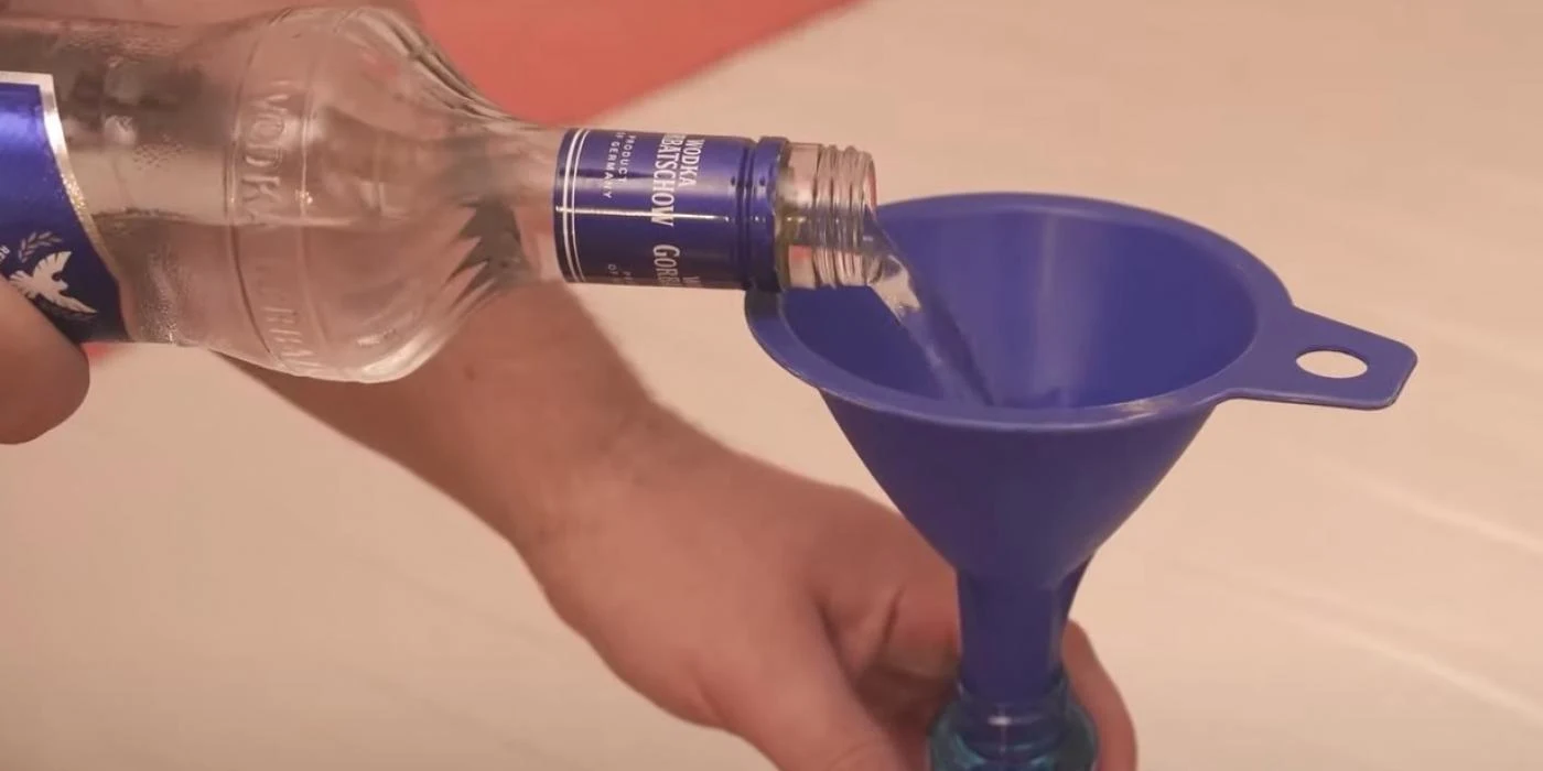 Genialt trick: Derfor skal du sprøjte vodka på dine madrasser