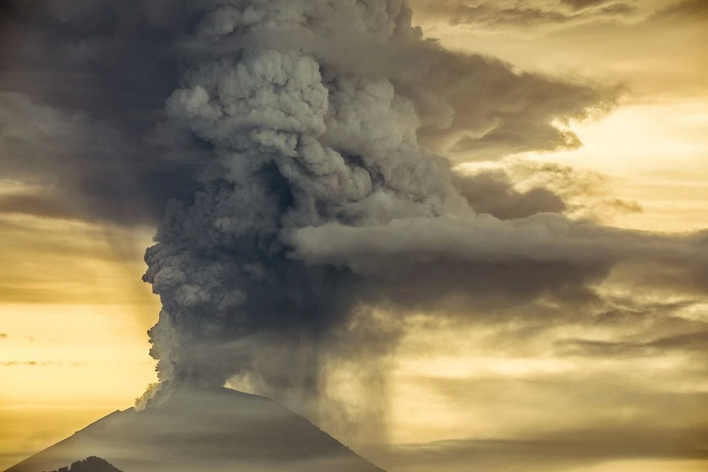 Populær ferieø evakueres: Vulkan i udbrud