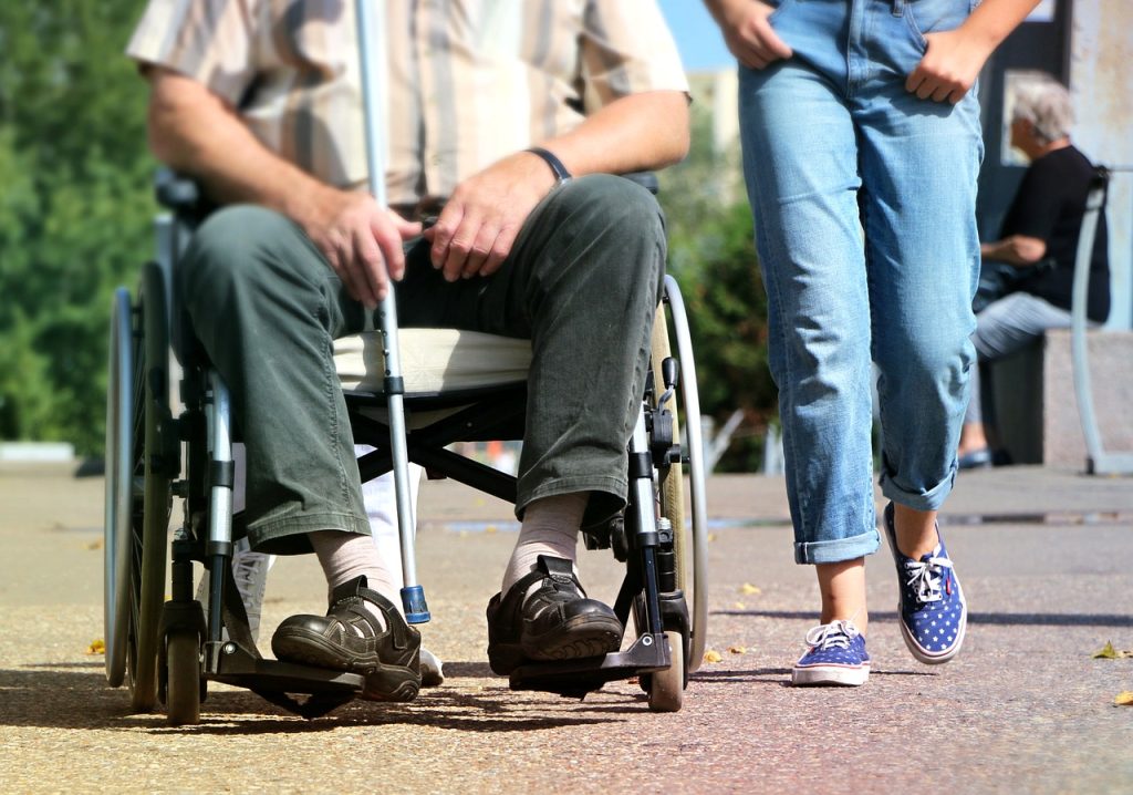 Spar mere – tjen bedre: Kommuner betaler konsulenter for at spare på handicappede og udsatte borgere