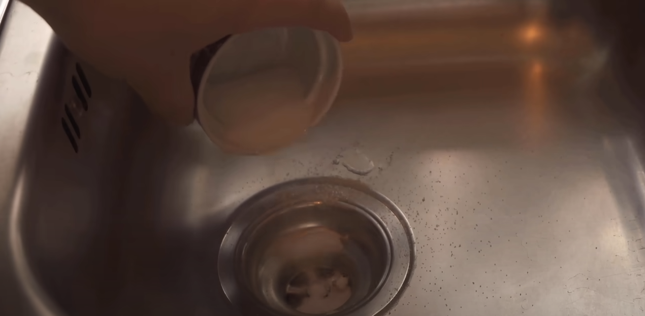 Findes i næsten alle danske køkkener: Disse 2 ingredienser er guld værd i afløbet