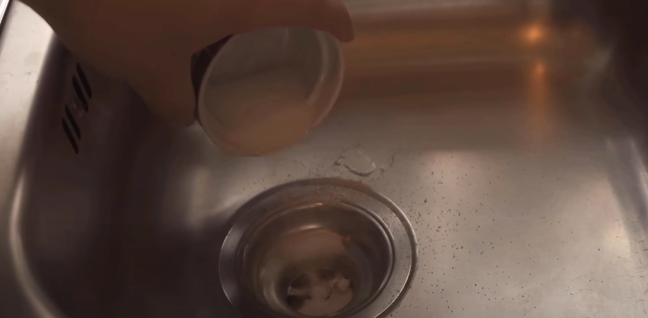 Findes i næsten alle danske køkkener: Disse 2 ingredienser er guld værd i afløbet