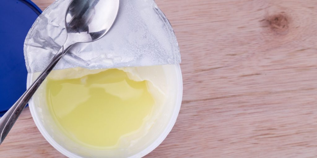 Mange smider væsken på yoghurten ud: Men der er en særlig grund til at lade være