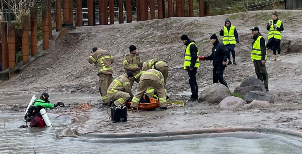 Efter meldinger om druknet person i København Zoo: Ambulance og dykkere til stede
