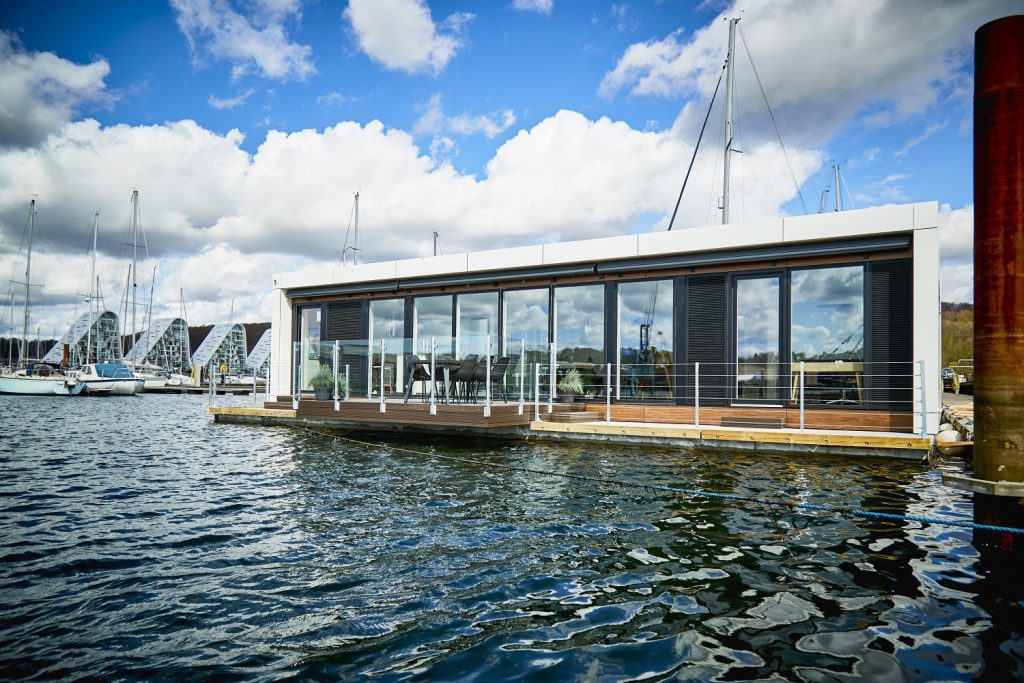 Åben husbåd i lystbådehavnen i bededagsferien – se billeder af båden