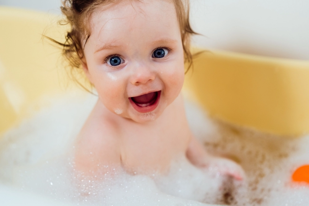 Far skulle give sin baby et bad: nu griner hele internettet