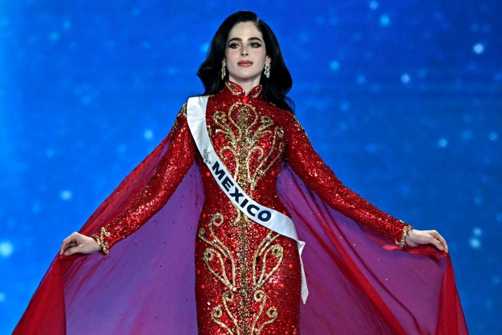 Hun nægtede at lade sig kue og blive kaldt ‘dum’: Nu er hun kåret som Miss Universe 2025