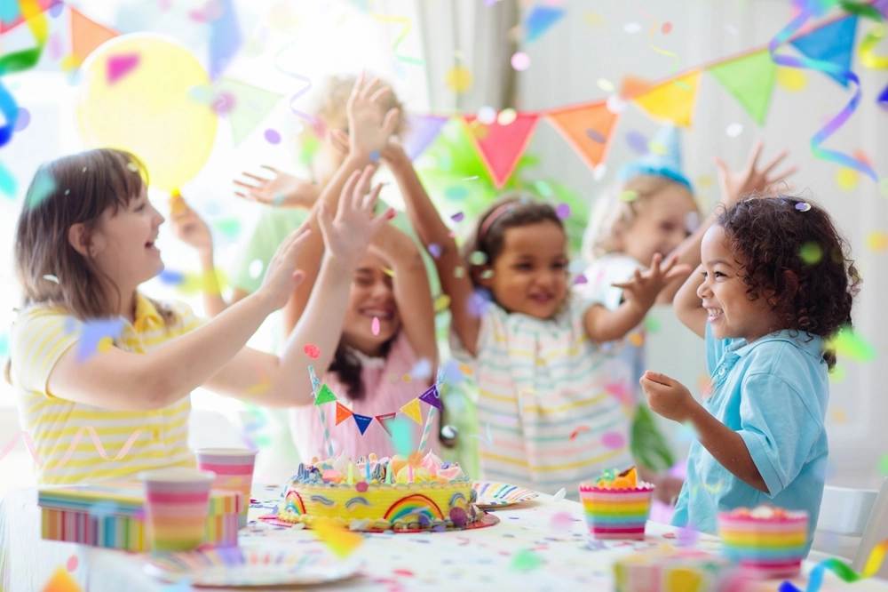 En invitation til en 5-års fødselsdag dumpede ind af døren: Det der står på kortet får moren til at spærre øjnene op