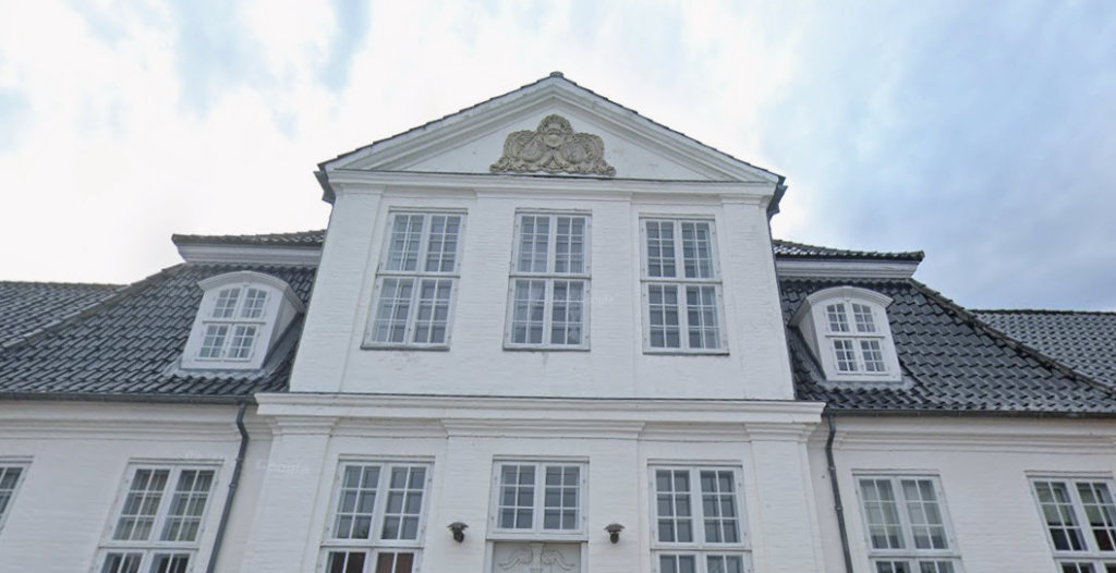 Privatskole i chok: Mand er fundet død