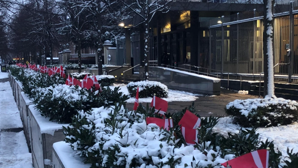Flag foran den amerikanske ambassade. Fra Facebookgruppen Det sker på Østerbro.