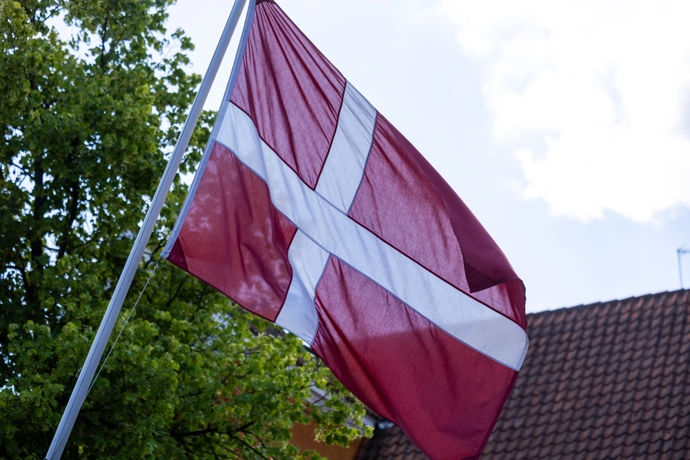 Da satte 44 flag foran den amerikanske ambassade: Nu har sagen taget en ny drejning