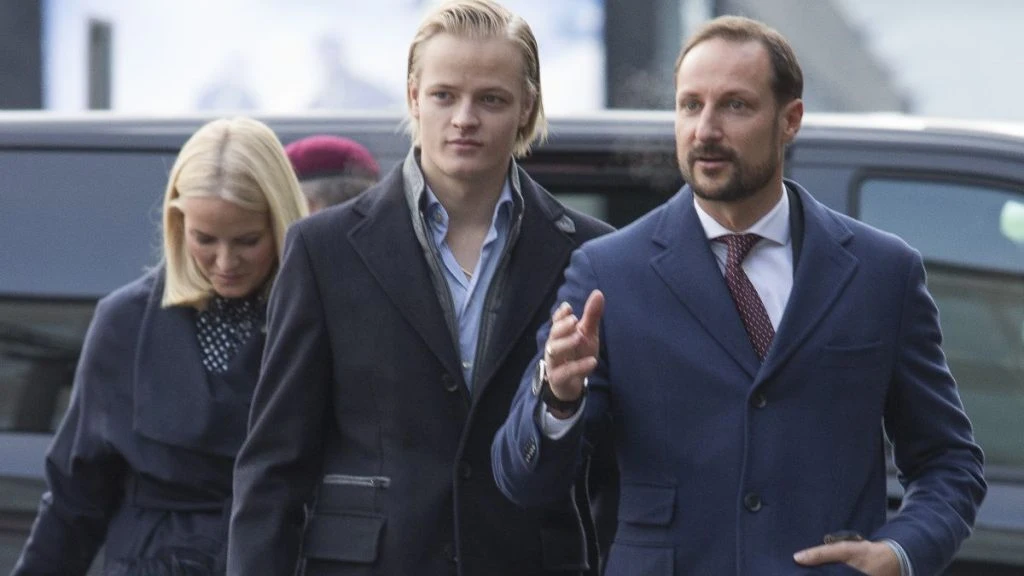 Chokoplysning i retten: Nyt rygte om Høiby trækker kongehuset ind i sagen